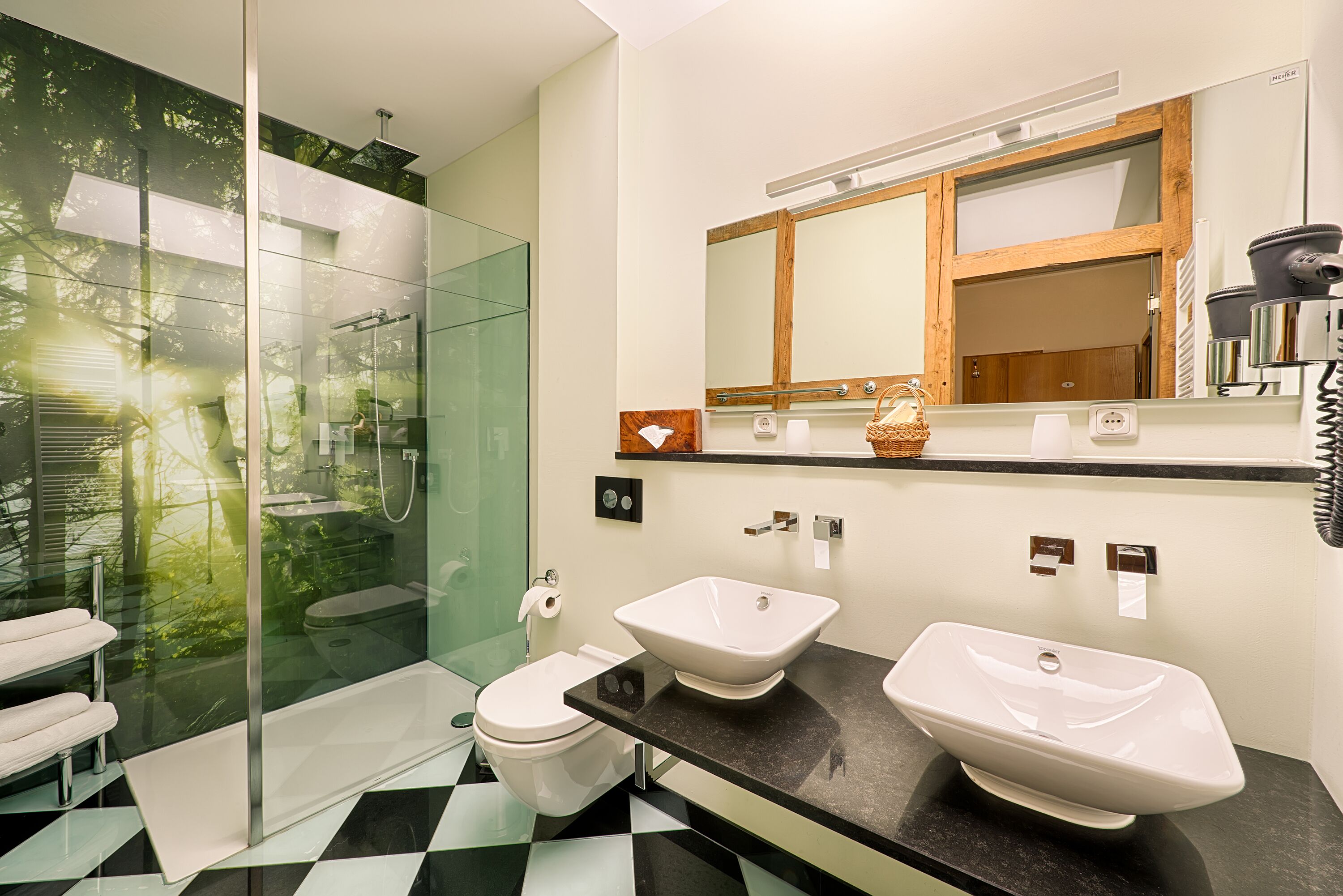 junior suite | bathroom | shower, free toiletries, towels