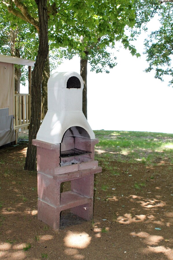 BBQ/picnic area - Parco del Lago Glamping & Lodges (Rome)