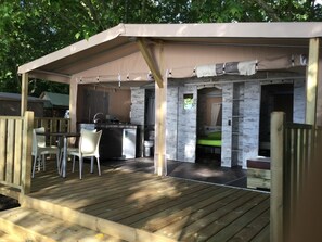 Tenda Deluxe, 2 camere da letto, bagno privato, di fronte alla spiaggia | Terrazza/patio