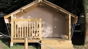 Deluxe tent, 1 slaapkamer, gedeelde badkamer, aan het strand | Terras