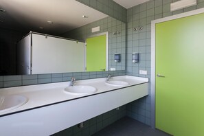 Buồng tắm vòi sen, đồ dùng nhà tắm miễn phí, máy sấy tóc