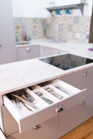 Großer Kühlschrank, Mikrowelle, Ofen, Herdplatte