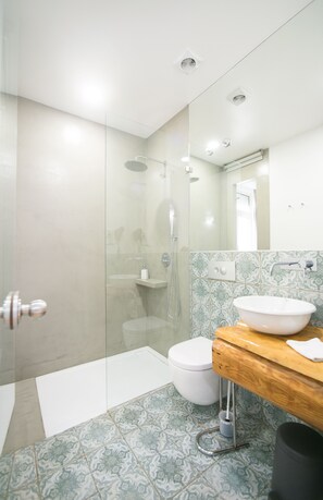 Suite estándar (   10 ) | Baño | Ducha, artículos de higiene personal gratuitos y secador de pelo