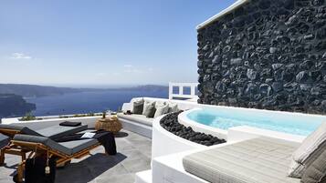 2 Bedrooms , Villa with Heated Plunge Pool & Caldera View | Coin séjour | Télévision à écran plat de 32 pouces avec chaînes par satellite