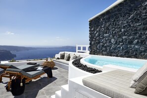 2 Bedrooms , Villa with Heated Plunge Pool & Caldera View | Coin séjour