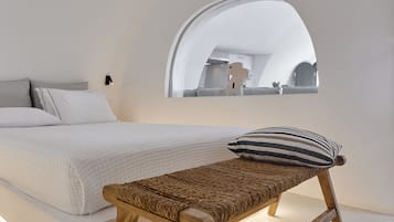 2 Bedrooms , Villa with Heated Plunge Pool & Caldera View