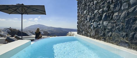 2 Bedrooms , Villa with Heated Plunge Pool & Caldera View | Terrazza/patio