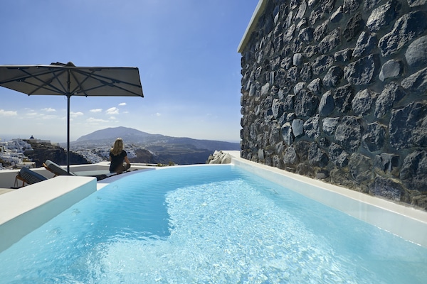 2 Bedrooms , Villa with Heated Plunge Pool & Caldera View | Terraza o patio