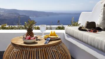 2 Bedrooms , Villa with Heated Plunge Pool & Caldera View | Terrace/patio