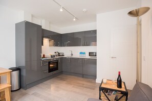 Full-sized fridge, microwave, oven, stovetop - Short Lets in London - Kilburn (London)