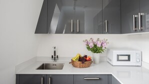 Full-sized fridge, microwave, oven, stovetop