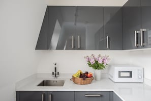 Full-size fridge, microwave, oven, stovetop - Short Lets in London - Kilburn (London)