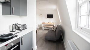 Full-sized fridge, microwave, oven, stovetop