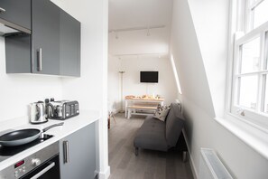 Full-sized fridge, microwave, oven, stovetop - Short Lets in London - Kilburn (London)