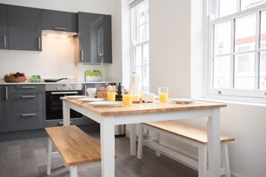 In-room dining - Short Lets in London - Kilburn (London)