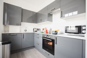 Full-size fridge, microwave, oven, stovetop - Short Lets in London - Kilburn (London)