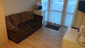 Deluxe Double Room | Living room | Flat-screen TV - Travellers Rest Motel (Skegness)