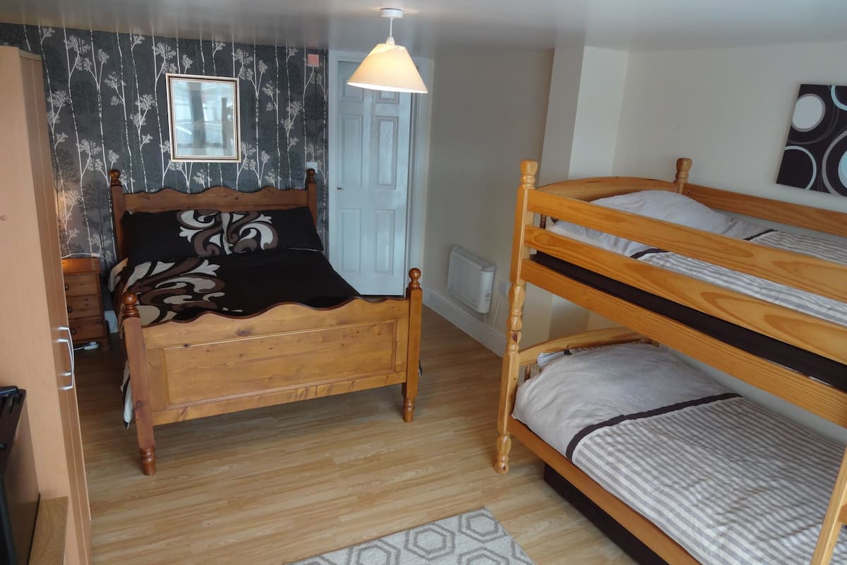 Family Room | WiFi (free), bed sheets