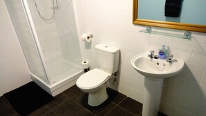 Family Room | Bathroom | Shower, towels - Travellers Rest Motel (Skegness)