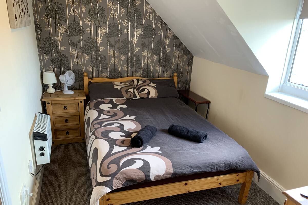 Double Room | WiFi (free), bed sheets