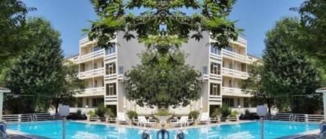 Seasonal outdoor pool, sun loungers