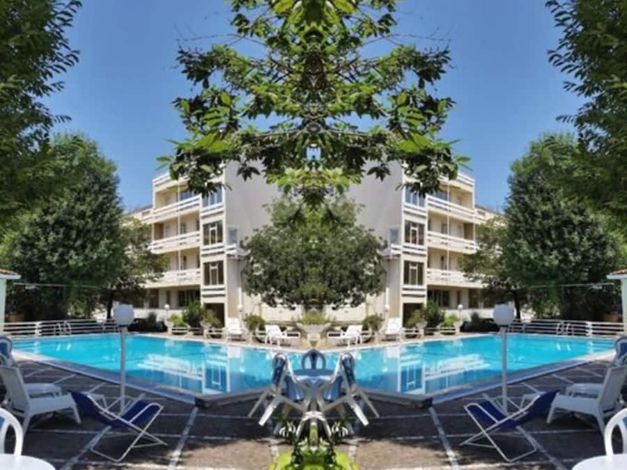 Piscina stagionale all'aperto, lettini