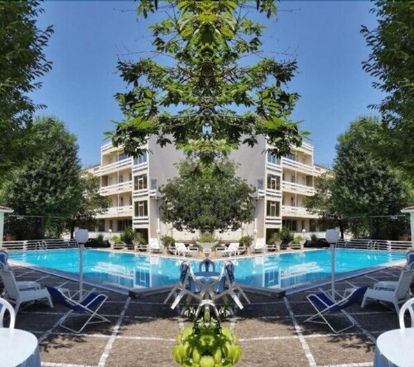 Piscine extérieure (ouverte en saison), chaises longues