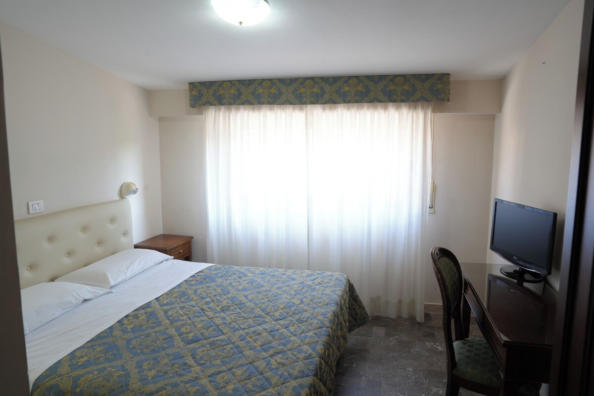 Habitación económica doble | Minibar, caja fuerte, wifi gratis y ropa de cama