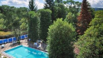 Piscine extérieure (ouverte en saison), chaises longues