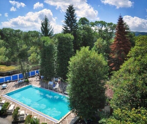 Seasonal outdoor pool, sun loungers
