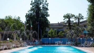 Piscina stagionale all'aperto, lettini
