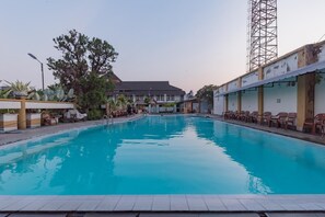 Hồ bơi ngoài trời