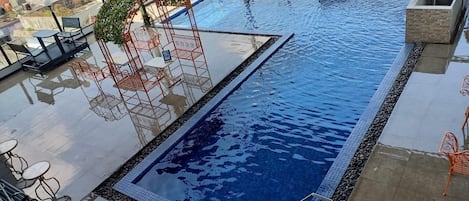 Piscine intérieure, piscine extérieure