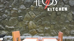 Outdoor dining - Hotel Ilos (Bandung)
