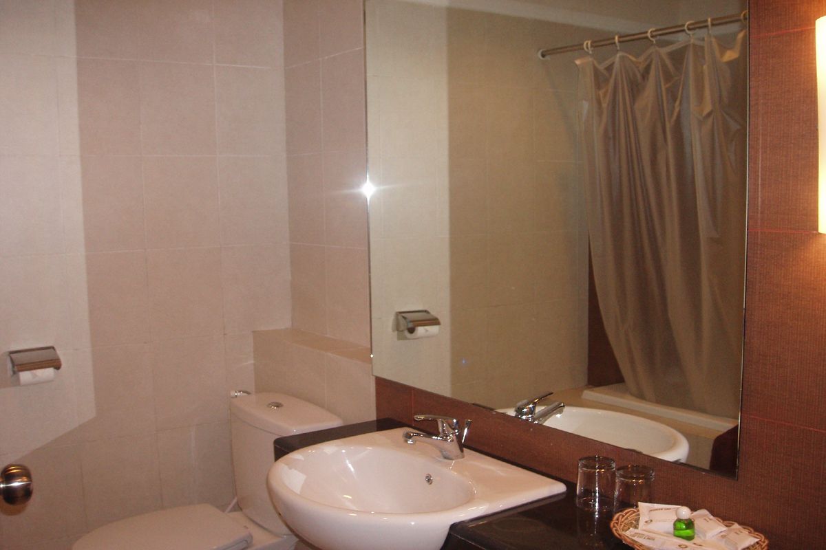 Ein Badezimmer mit Toilette, Waschbecken und Badewanne.