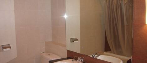 Ein Badezimmer mit Toilette, Waschbecken und Badewanne.