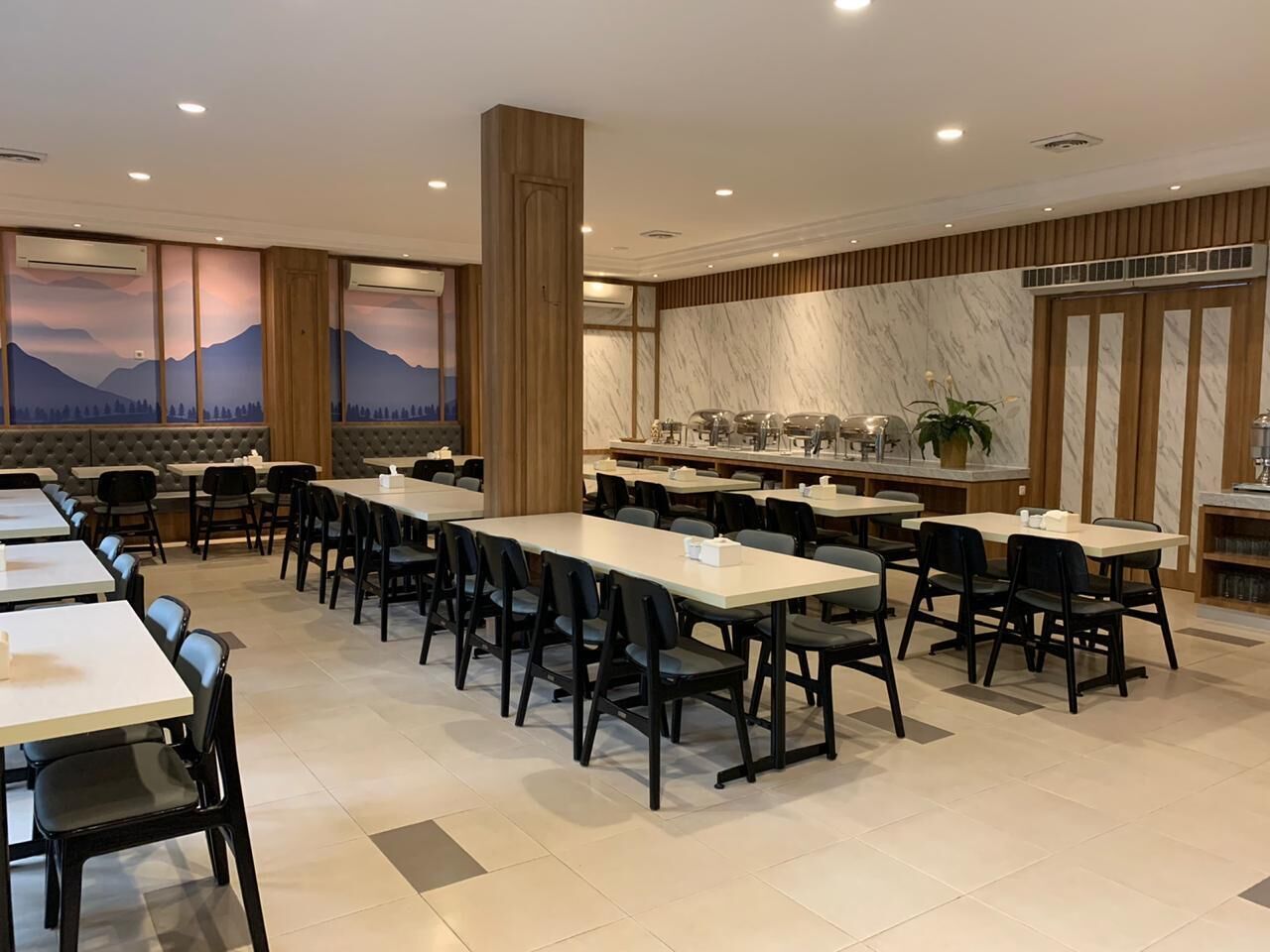 供应早餐、午餐和晚餐