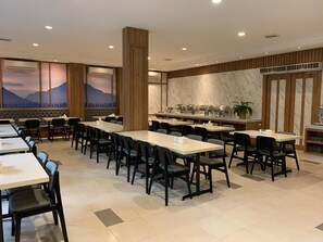 Breakfast, lunch and dinner served - Bintang Mulia Hotel (Jember)