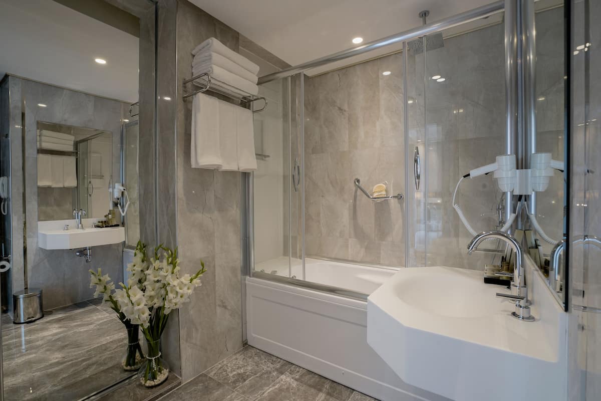 Artículos de tocador gratuitos, secador de pelo, batas, pantuflas