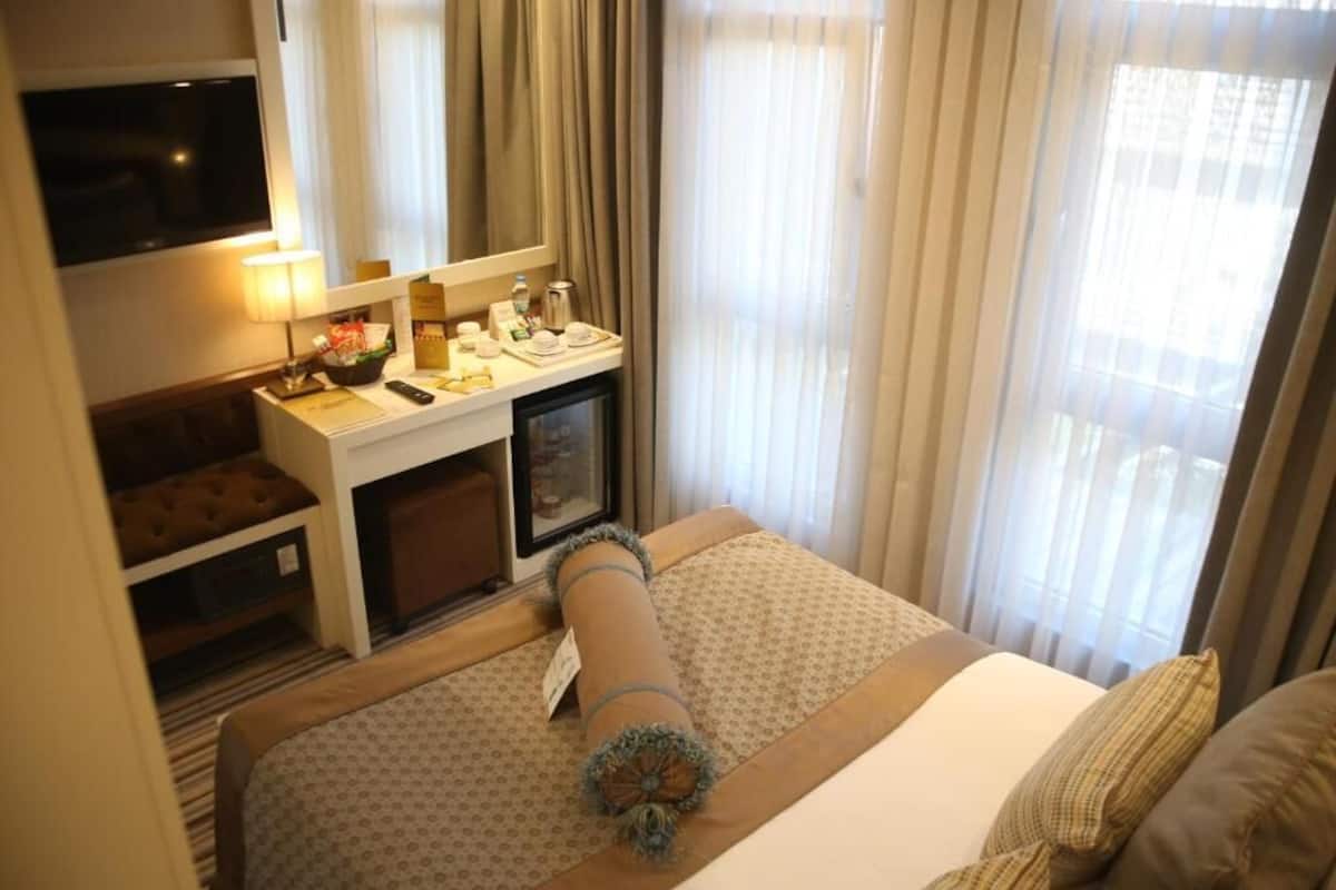 Ropa de cama de alta calidad, minibar, caja fuerte y escritorio