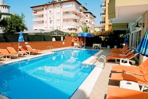 Outdoor pool, pool umbrellas, pool loungers - Cleopatra Ada Apart Hotel  (Alanya)