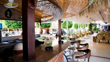 Poolside bar