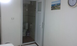 经济双人房或双床房 (Basement) | 浴室 | 淋浴设施、免费洗浴用品、吹风机、浴袍