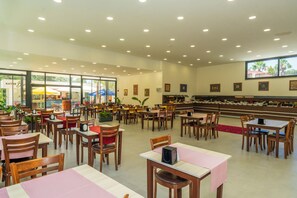 2 restaurants, lunch, dinner served; international cuisine  - Katre Hotel Oludeniz (Fethiye)