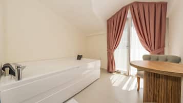 Honeymoon Room | Jetted bathtub