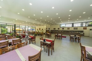 2 restaurants, lunch, dinner served; international cuisine