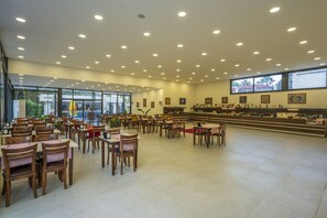 2 Restaurants, Mittagessen, Abendessen, internationale Küche