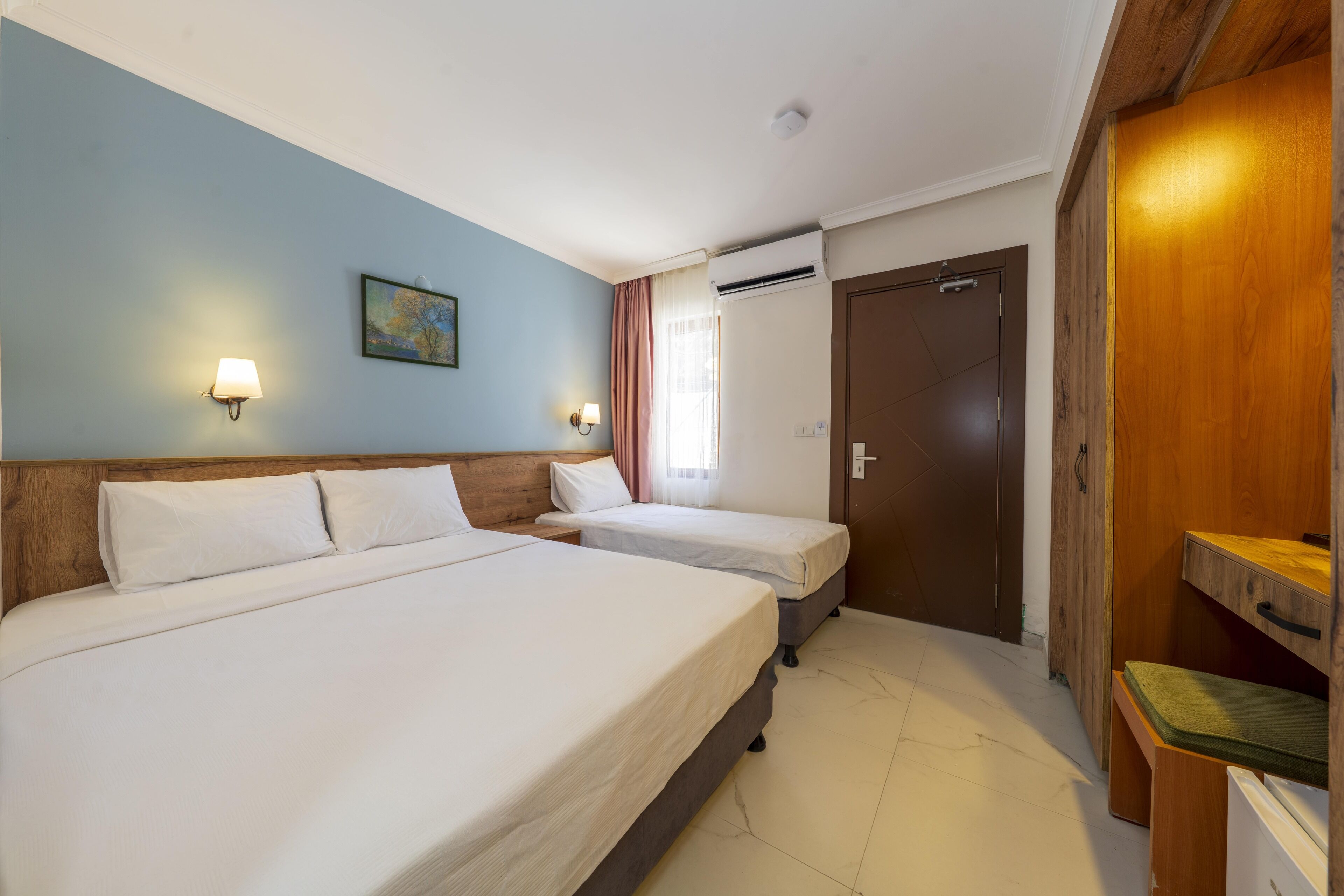 Habitación económica | Escritorio, insonorización y ropa de cama 