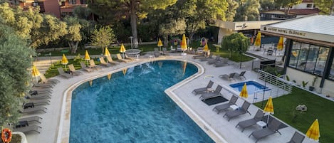 Piscine extérieure, parasols, chaises longues