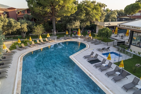 Outdoor pool, pool umbrellas, sun loungers